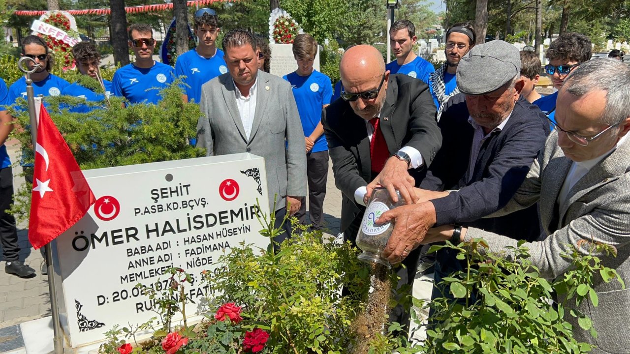 Zekai Aksakallı'dan Ömer Halisdemir'in mezarına ziyaret