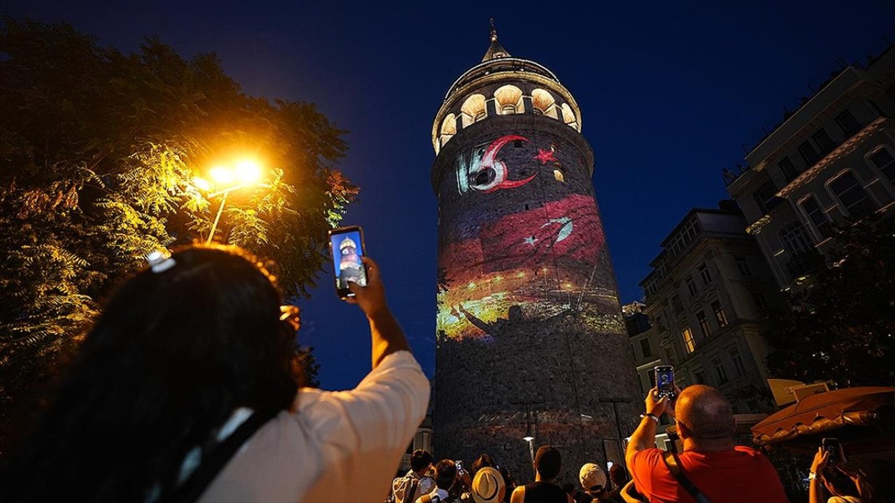 Galata Kulesi 15 Temmuz için ışıklandırıldı