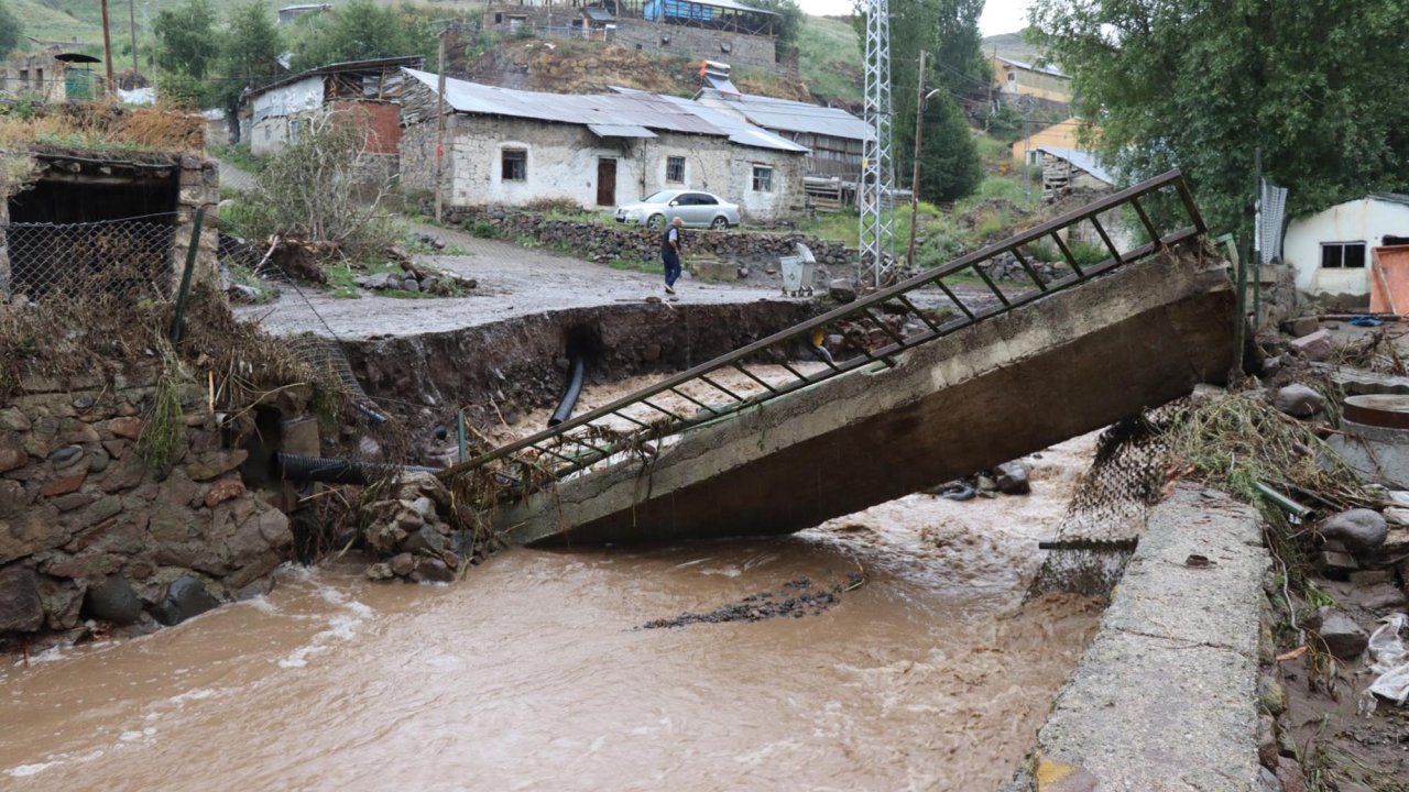 Erzurum Oltu’da sel suları köprüyü yıktı!