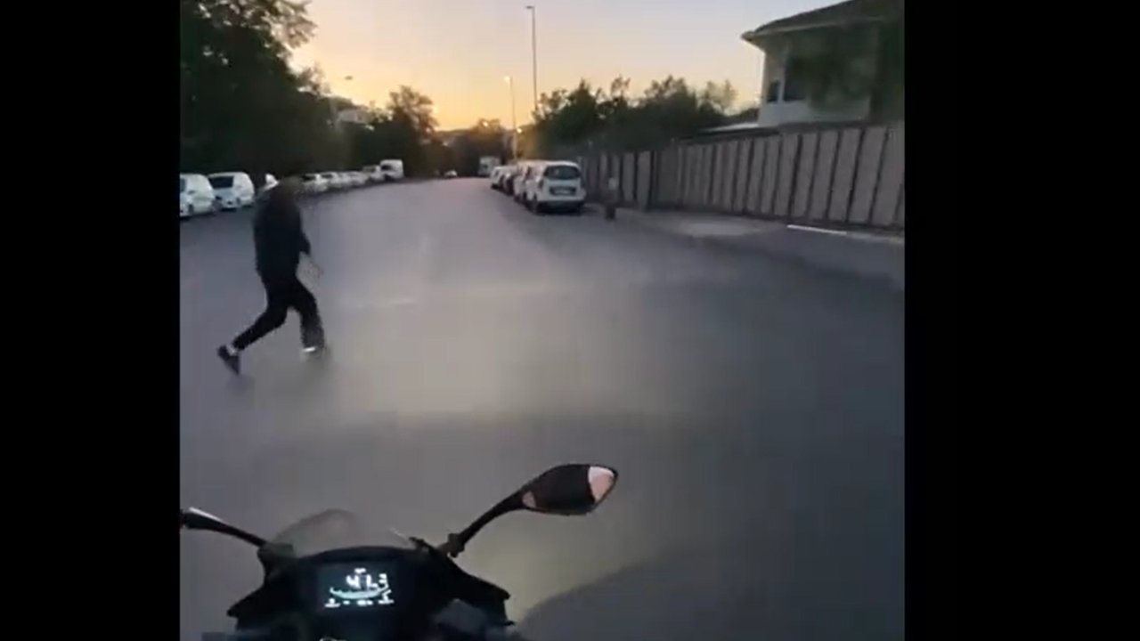 Esenyurt'ta yola atlayan yaşlı adama motosiklet çarptı!
