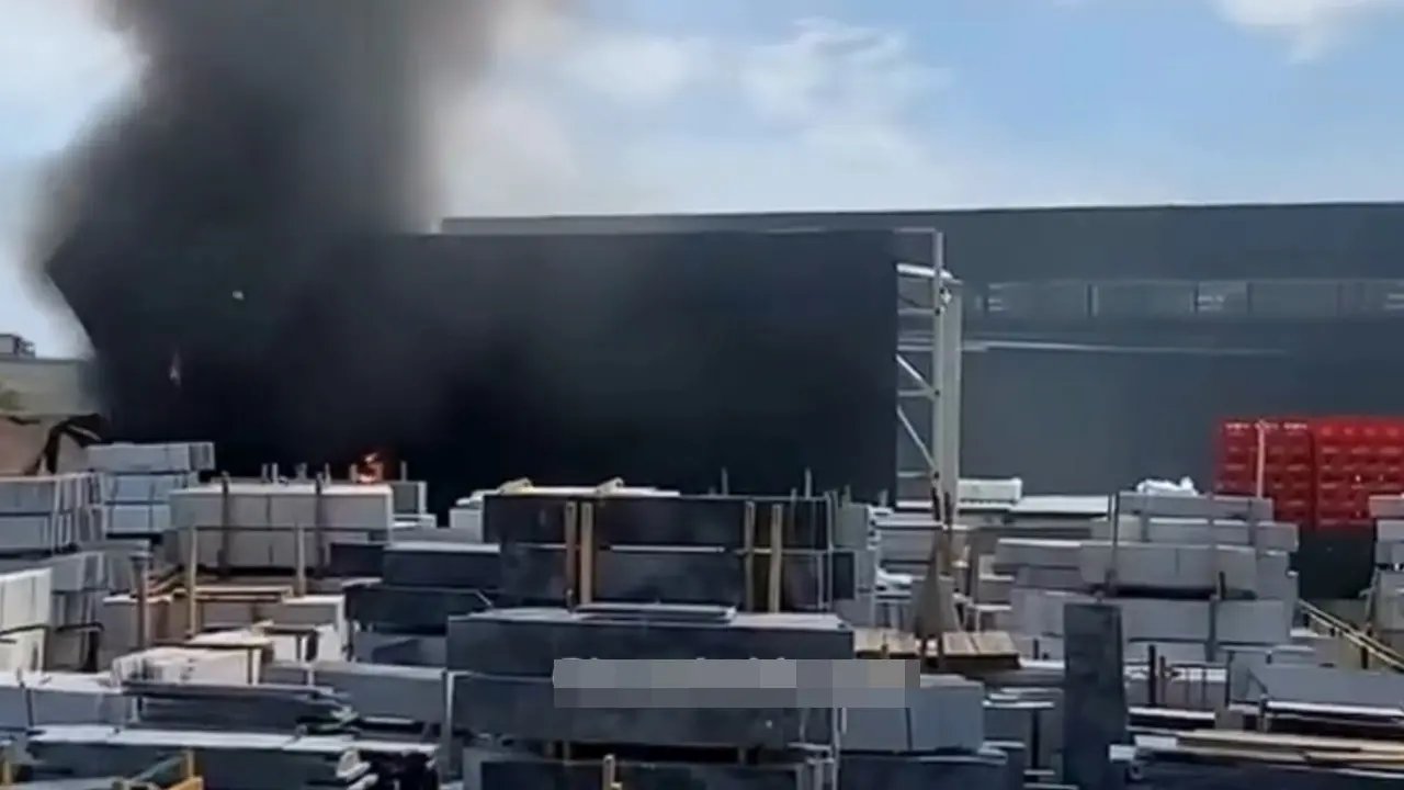 Sultanbeyli'deki gazlı içecek imalat binasında yangın paniği!