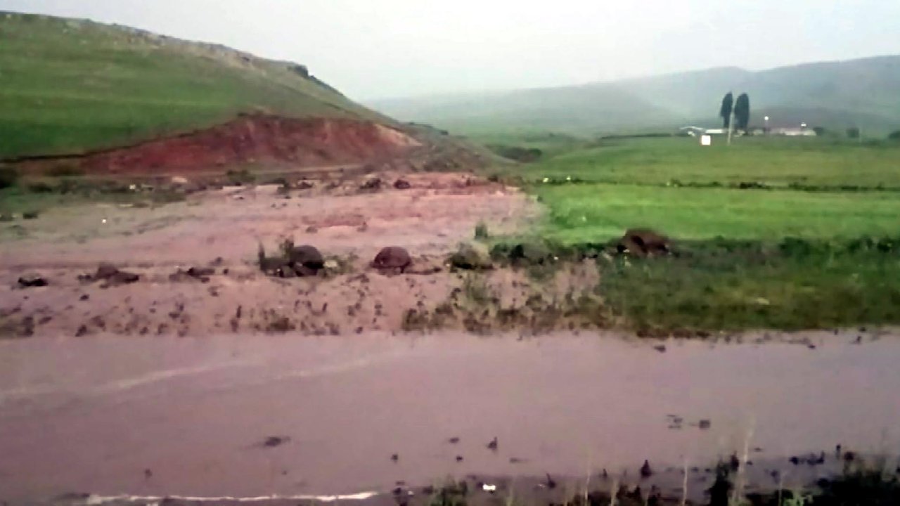 Kars ve Ardahan’da sel suları tarım arazileri ve yollara zarar verdi