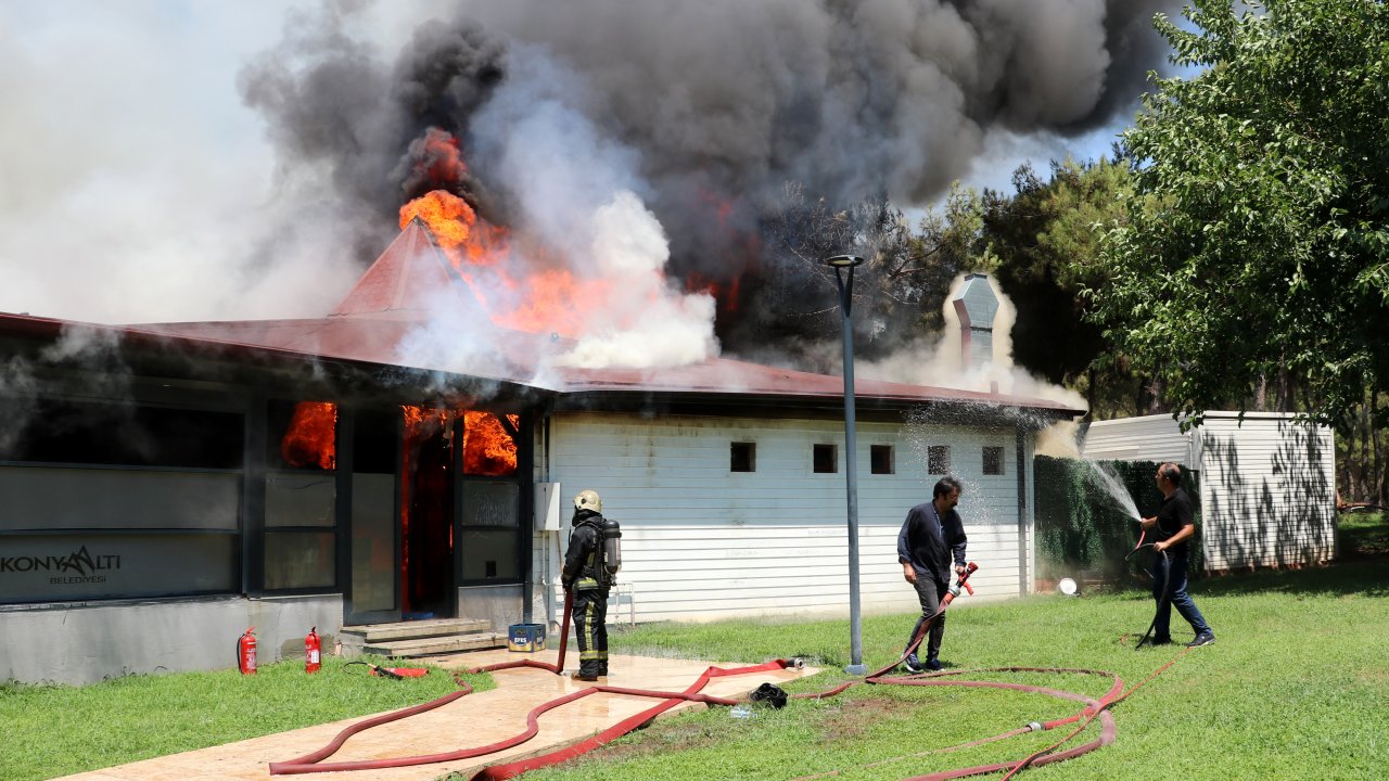 Belediye ait restoranda korkutan yangın: Alevler büyüdü, çatıyı sardı