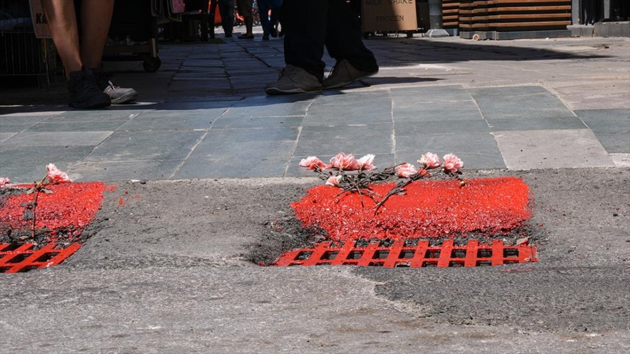 İzmir'de 2 kişinin elektrik akımına kapılarak öldüğü sokakta protesto: Mazgallar kırmızıya boyandı