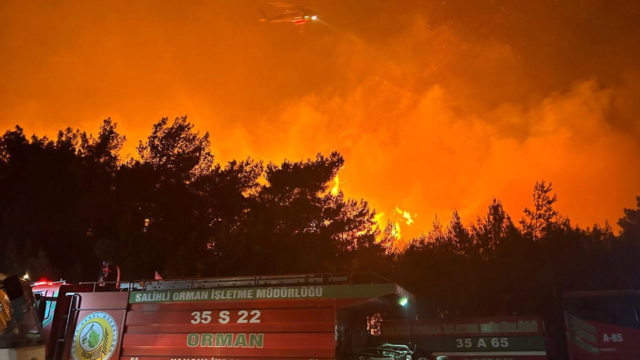 İzmir'de büyük orman yangını: Alevler yerleşim yerlerine yaklaştı, takviye ekip gönderildi
