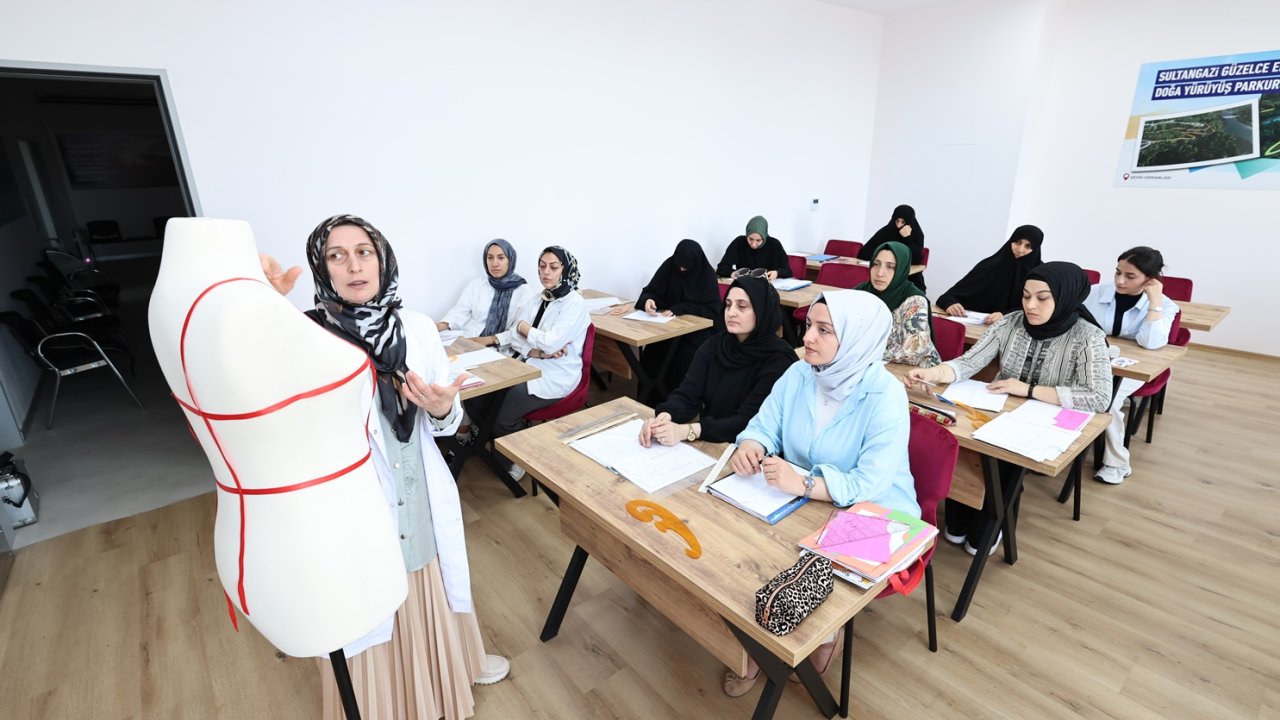 Sultangazi Belediyesi Sanat ve Mesleki Eğitim Kursları yaz boyunca devam ediyor