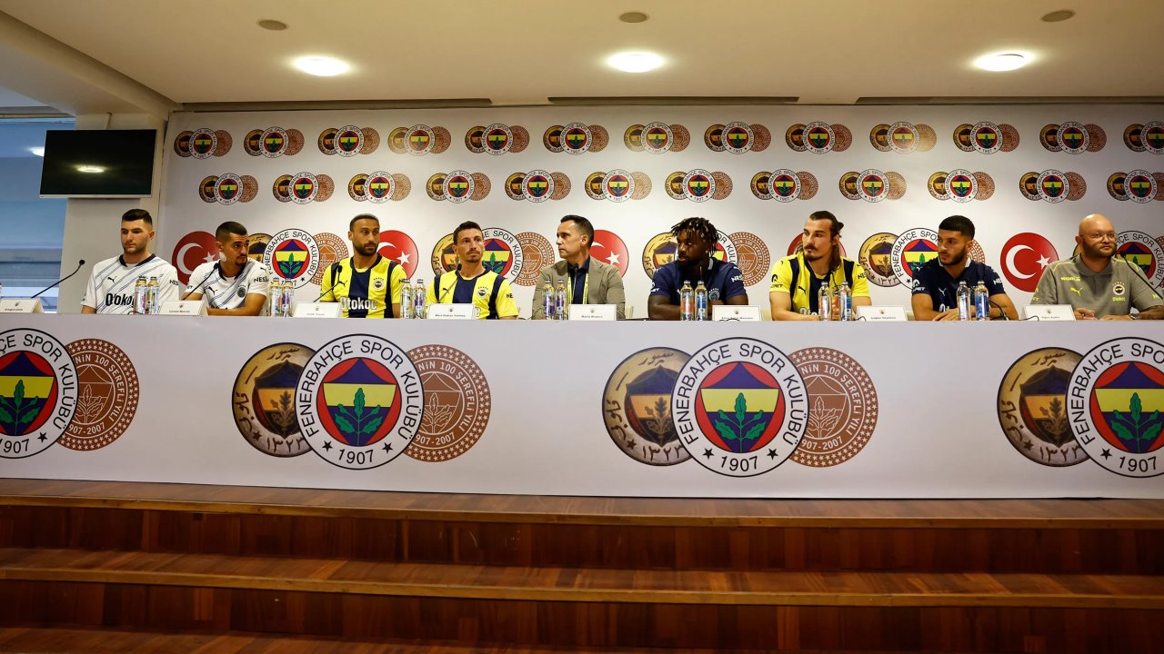 Fenerbahçe 7 futbolcu için imza töreni düzenledi