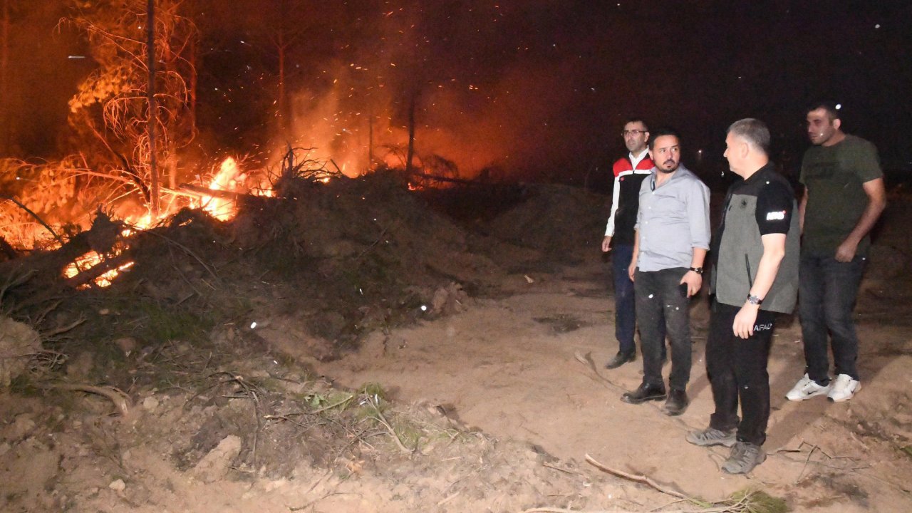 Uşak’ta iki ayrı yerde orman yangını: 11 ev tedbir amaçlı tahliye edildi