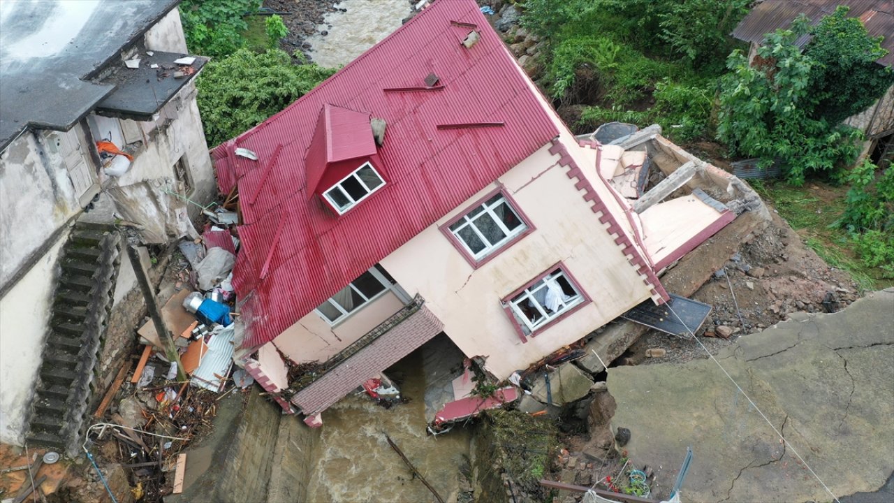 Giresun'da sağanak felaketi: Ev ve iş yerlerini su bastı, bir ev yan yattı