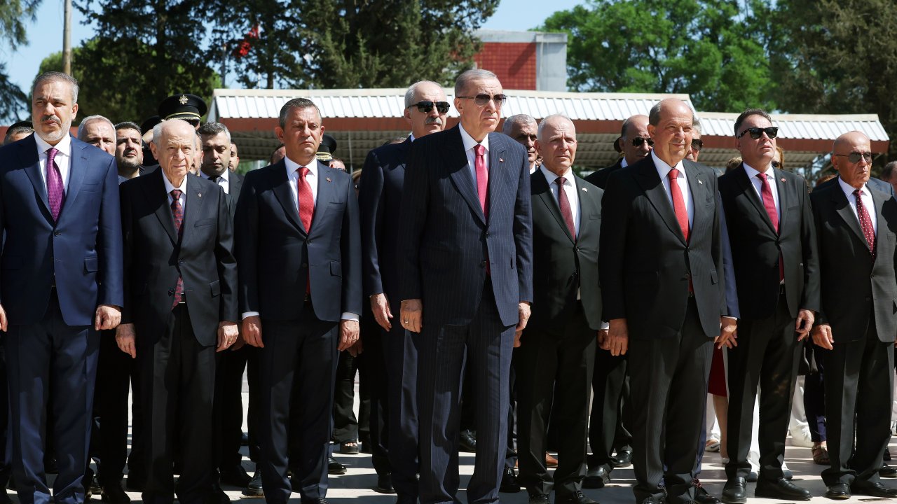 Kıbrıs Barış Harekatı'nın 50. yıl dönümü: Cumhurbaşkanı Erdoğan, Lefkoşa Atatürk Anıtı’na çelenk koydu