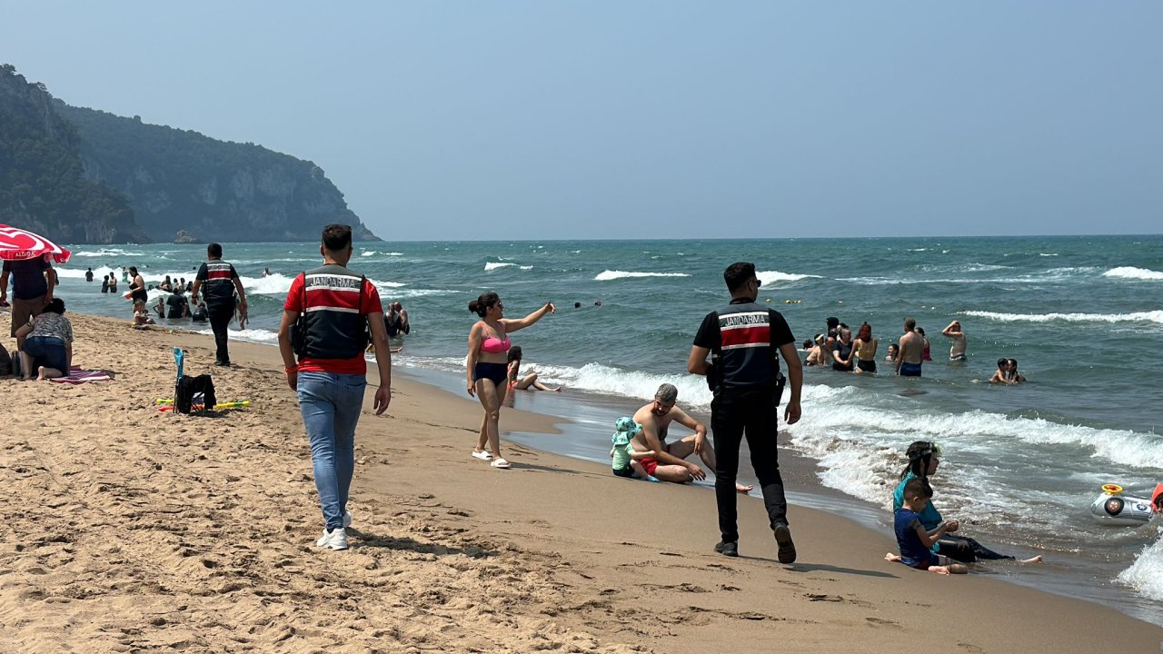 3 saatte 9 kişi boğulma tehlikesi geçirdi, denize girmek yasaklandı