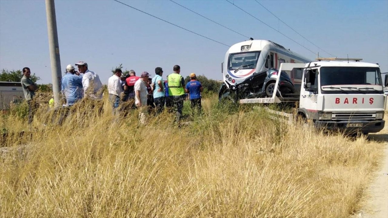 İzmir'de hemzemin geçit faciası! Yolcu treni araca çarptı: 3 kişi hayatını kaybetti