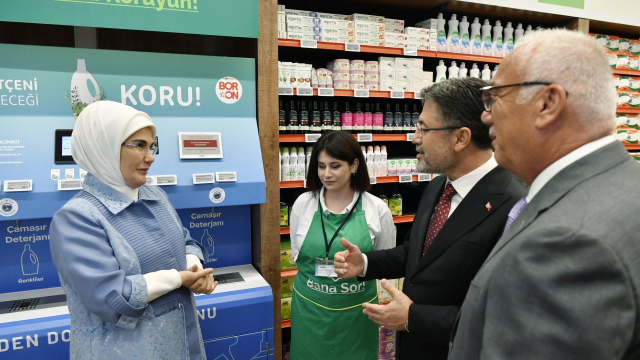 Emine Erdoğan atıksız alışverişi teşvik eden marketi ziyaret etti