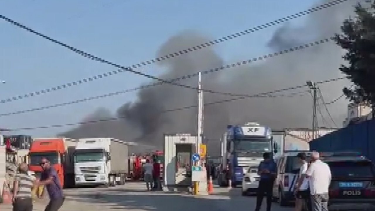 Ataşehir'de TIR parkında yangın çıktı