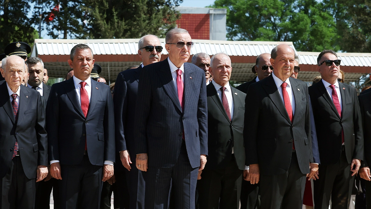 Barış Harekatı'nın 50'nci yıl dönümü...Liderler Kıbrıs'a çıkarma yaptı: 'Tek yüreğiz tek bileğiz'