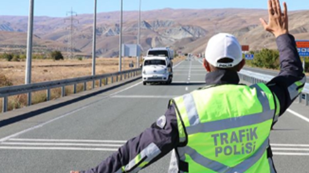 Bakan Yerlikaya, bir haftalık trafik denetimi verilerini paylaştı: 400 binden fazla araç ve sürücüye işlem yapıldı