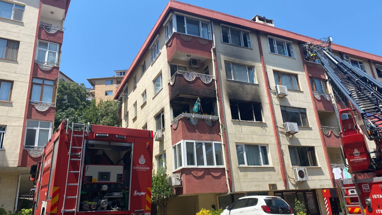 İstanbul'da 4 katlı binada yangın paniği: Bina sakinleri kendilerini sokağa attı