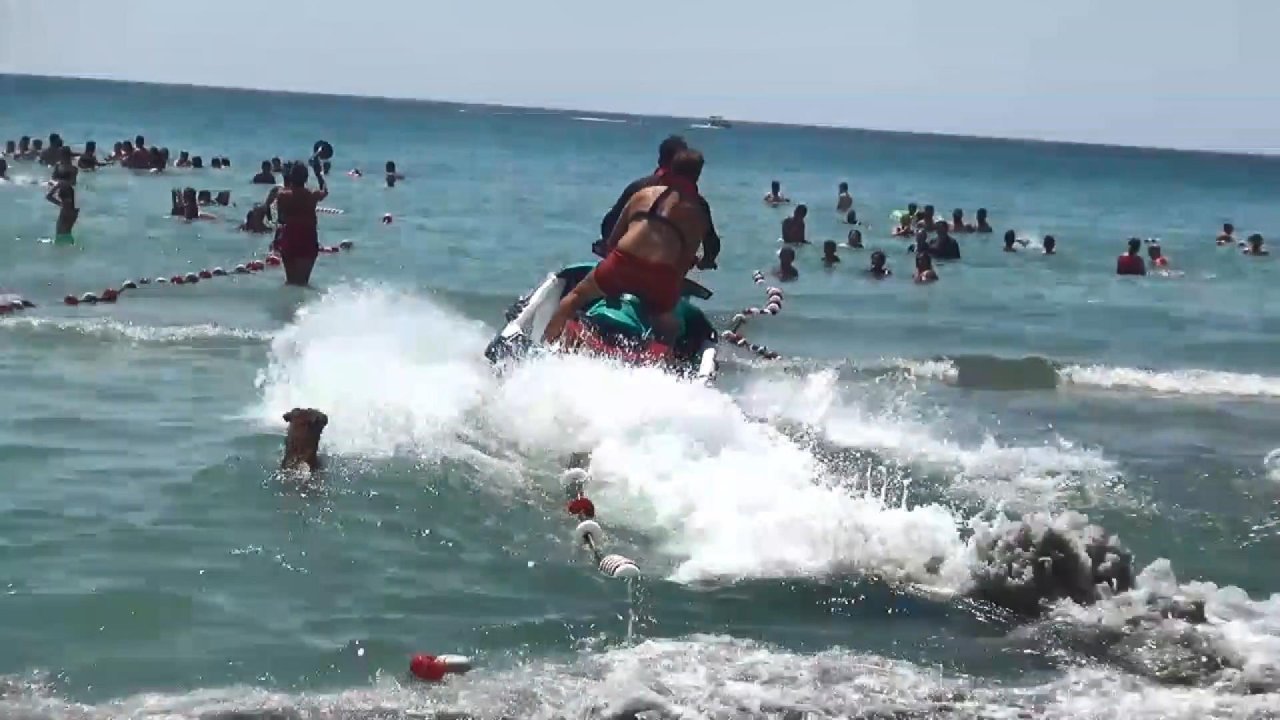 Sıcak havada serinlemek için denize girdi, boğulmaktan cankurtaranlar kurtardı