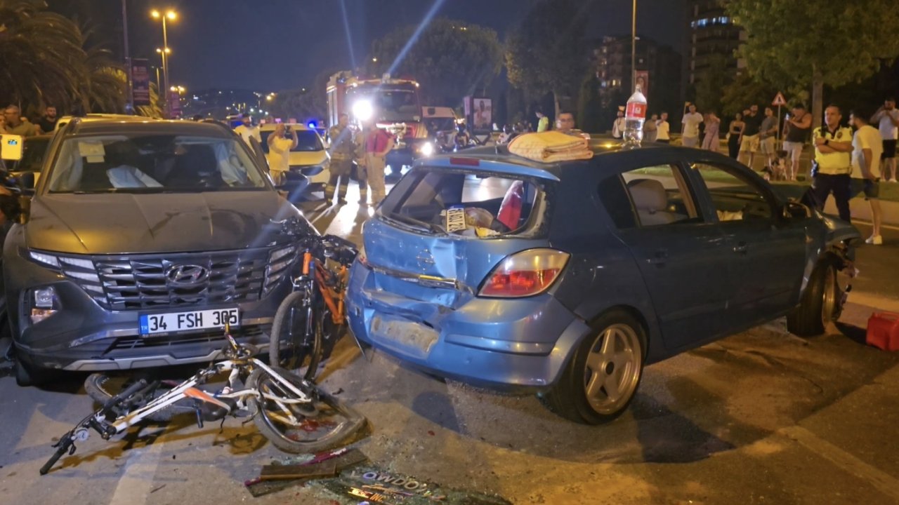 Kartal'da otomobil park halindeki araçlara çarptı: 3 yaralı