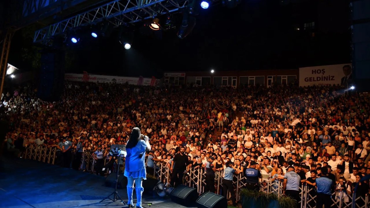 Esenyurt'ta 3. Uluslararası Dans Festivali sevilen sanatçı Tuğçe Kandemir'in verdiği konserle son buldu