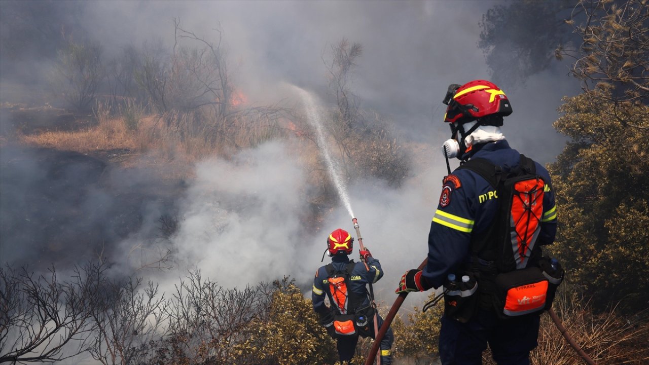 Yunanistan'daki orman yangını büyüdü: Bir köy tahliye edildi
