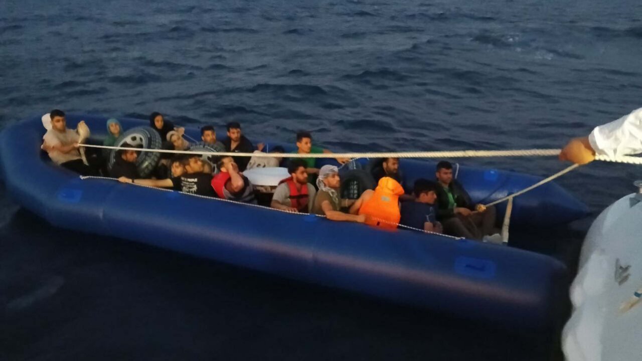 Yunanistan Türk kara sularına itti: Sahil Güvenlik 23 göçmeni kurtardı