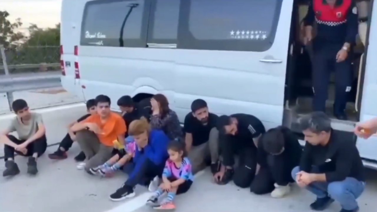 Minibüs bagajında 1'i FETÖ şüphelisi 12 kaçak göçmen yakalandı