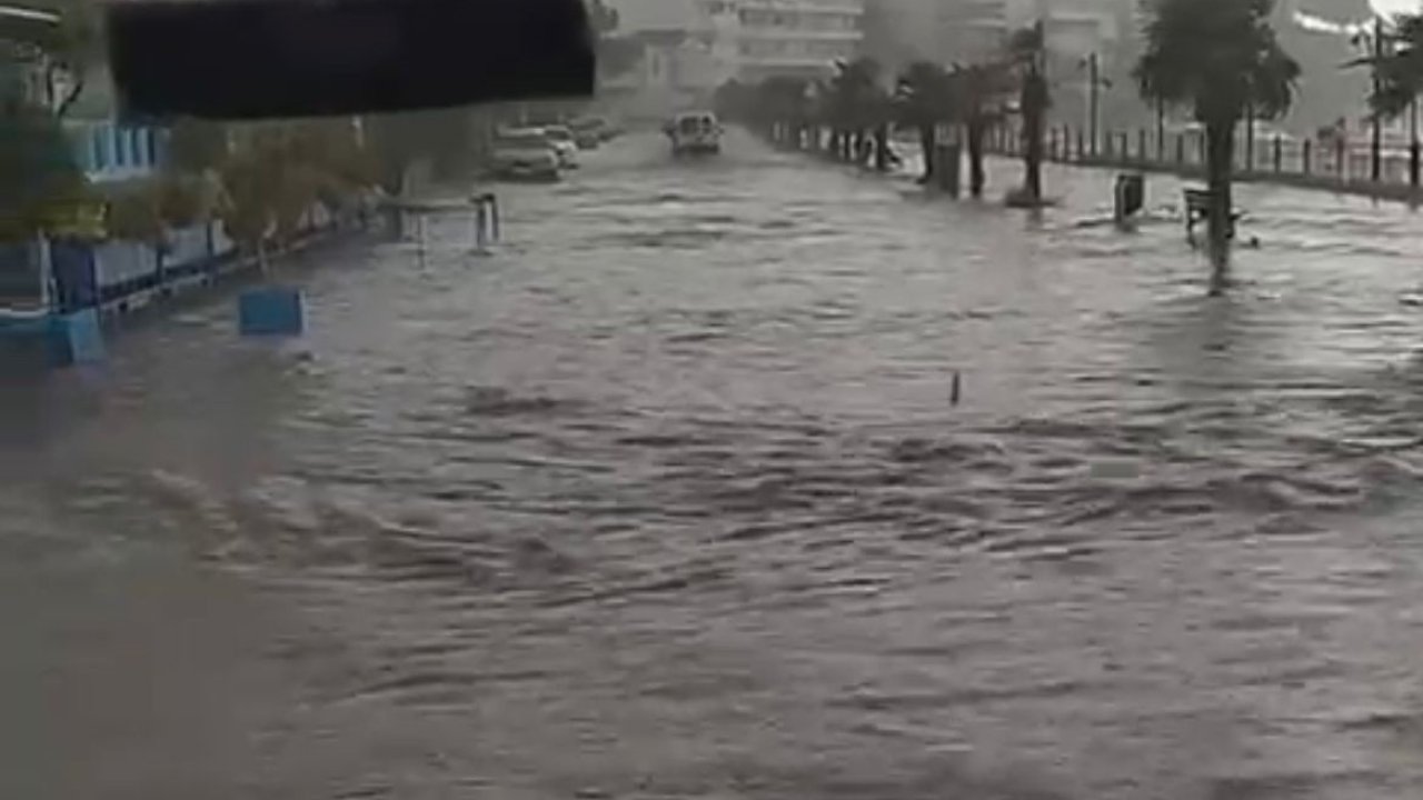 Bursa’da kuvvetli yağmur yolları göle çevirdi