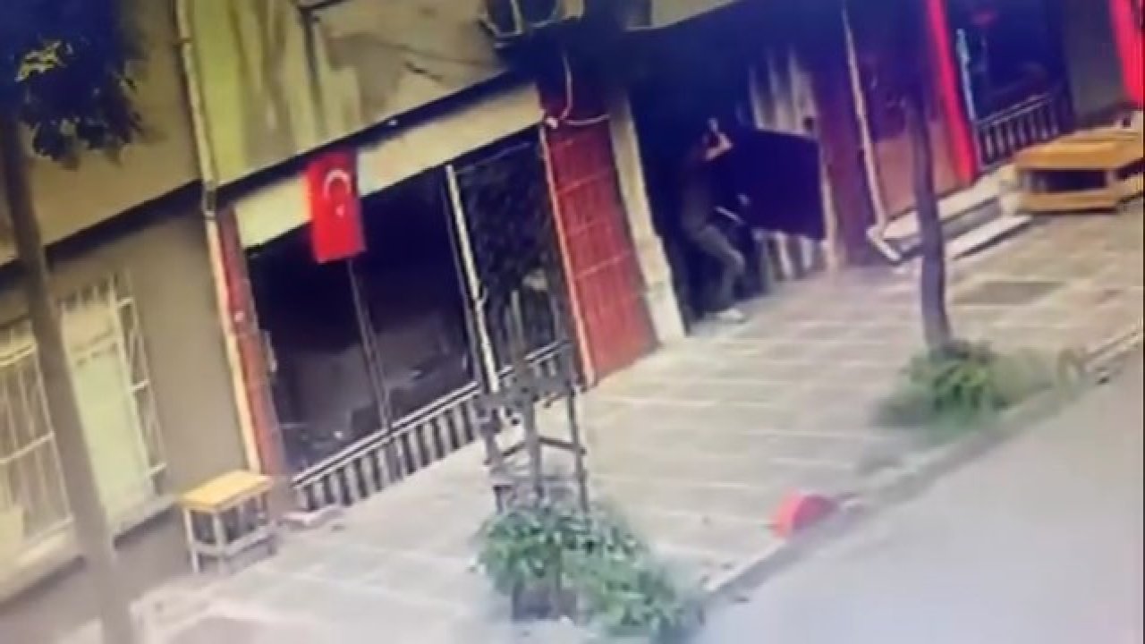 Bayrampaşa'da hırsız binanın demir kapısını çaldı!