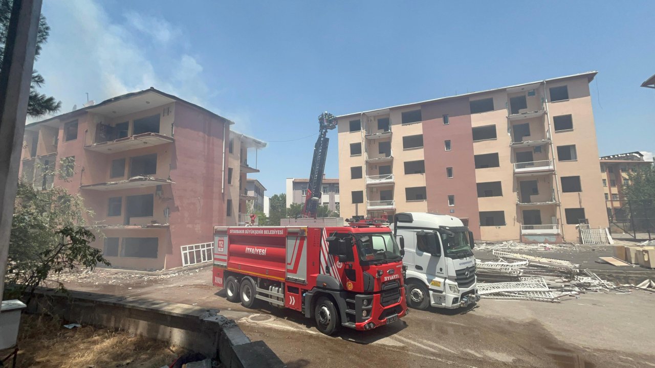 Diyarbakır’da boş binanın çatısı alevlere teslim oldu: Yangın rüzgarın etkisiyle büyüdüy
