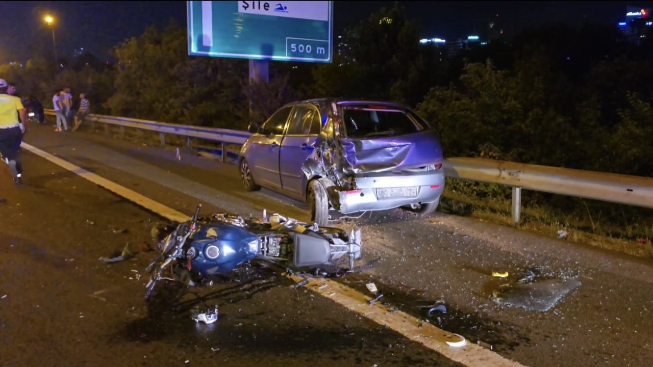 Ümraniye TEM'de feci kaza! Emniyet şeridindeki otomobile çarpan motosikletli öldü