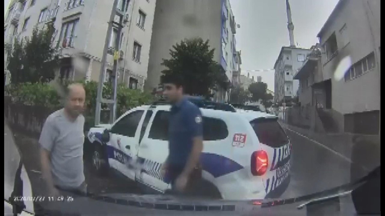 Ümraniye'de otomobil ile polis aracı çarpıştı!