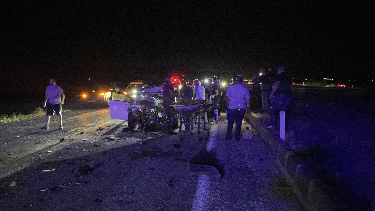 Balıkesir'de otomobil TIR’a çarptı: 3 ölü, 1 yaralı