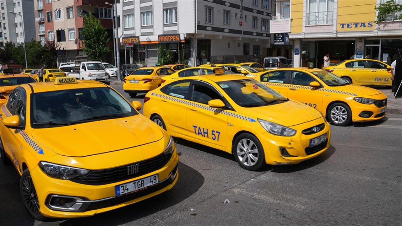 Taksiciler, taksimetre cihazlarını güncelletebilmek için Pazar günü kuyruk oluşturdu