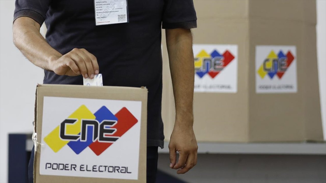 Venezuela'da seçmenler, devlet başkanı seçimi için sandık başında gitti