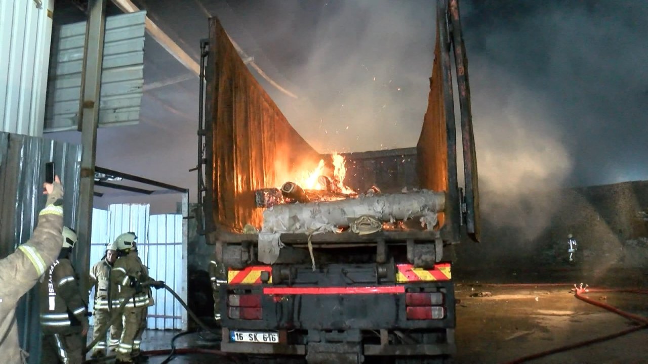 İstanbul'da atık kağıt geri dönüşüm deposunda korkutan yangın