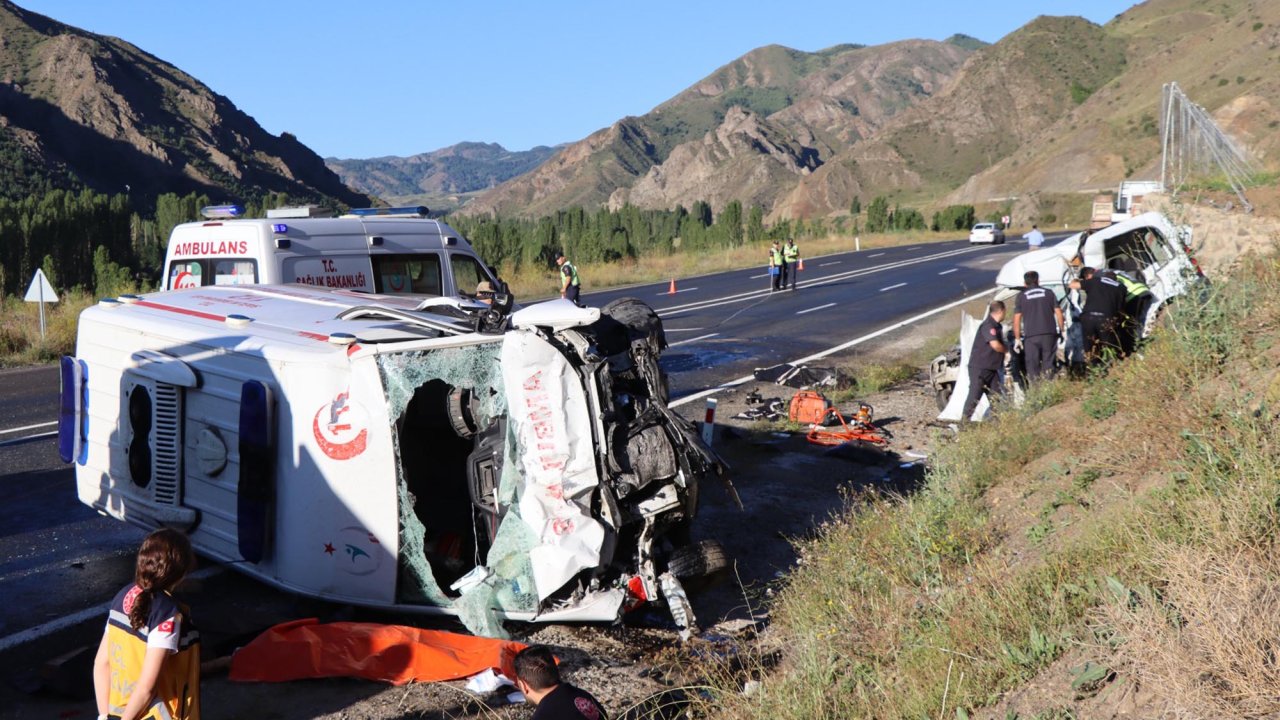 Feci kaza...Ambulans ile hafif ticari araç çarpıştı: Ölü ve yaralılar var