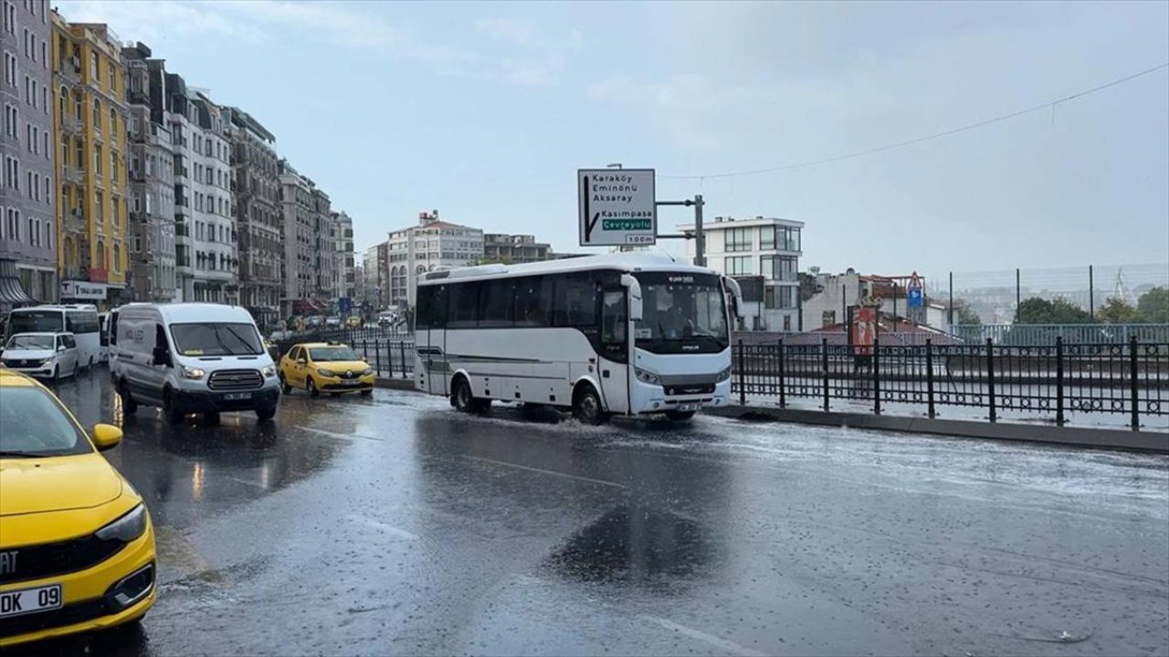 İstanbul'da bazı bölgelerde yağış etkili oldu: Trafik yoğunluğu yüzde 56 ölçüldü