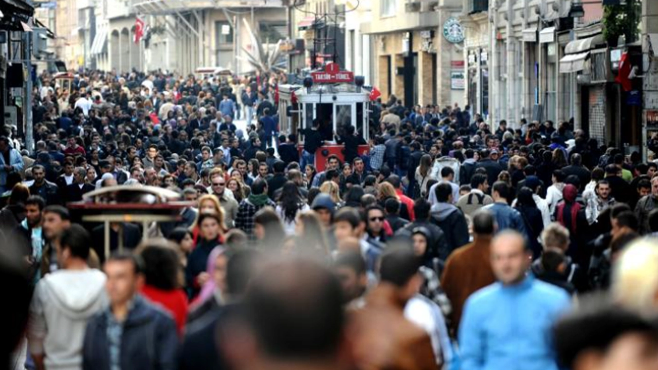 TÜİK'ten endişe veren senaryo: O yılda Türkiye'nin nüfusu 55 milyonun altına düşebilir
