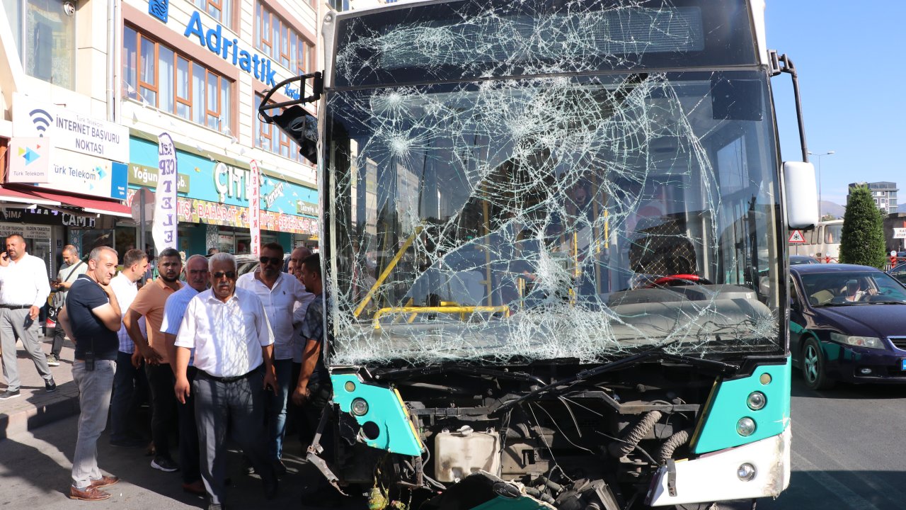 Kayseri'de freni boşalan halk otobüsü yayaların arasına daldı!