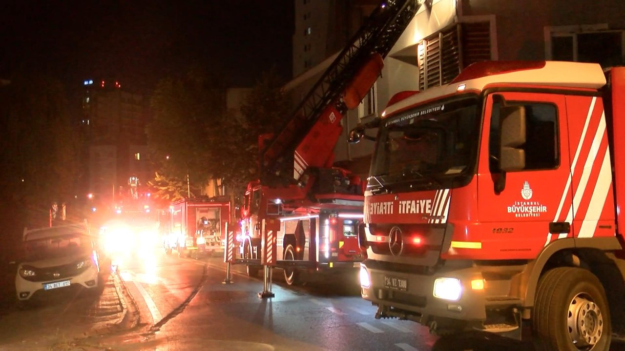 İstanbul'da 2 katlı binanın çatısında yangın: Çok sayıda ekip sevk edildi