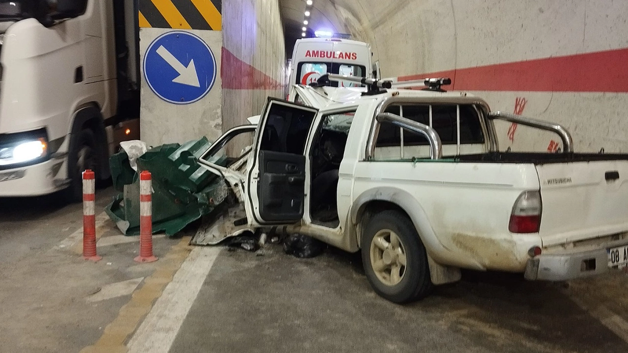Yusufeli Tünelinde kaza! Kamyonet kontrolden çıkarak duvara çarptı: 1 ölü, 2 yaralı