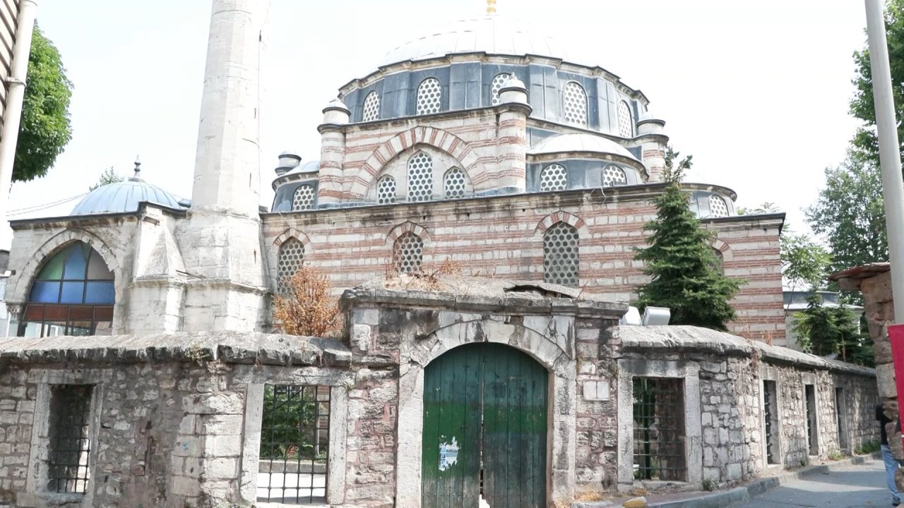 Fatih'teki 439 yıllık tarihi camiye plastik pencere!