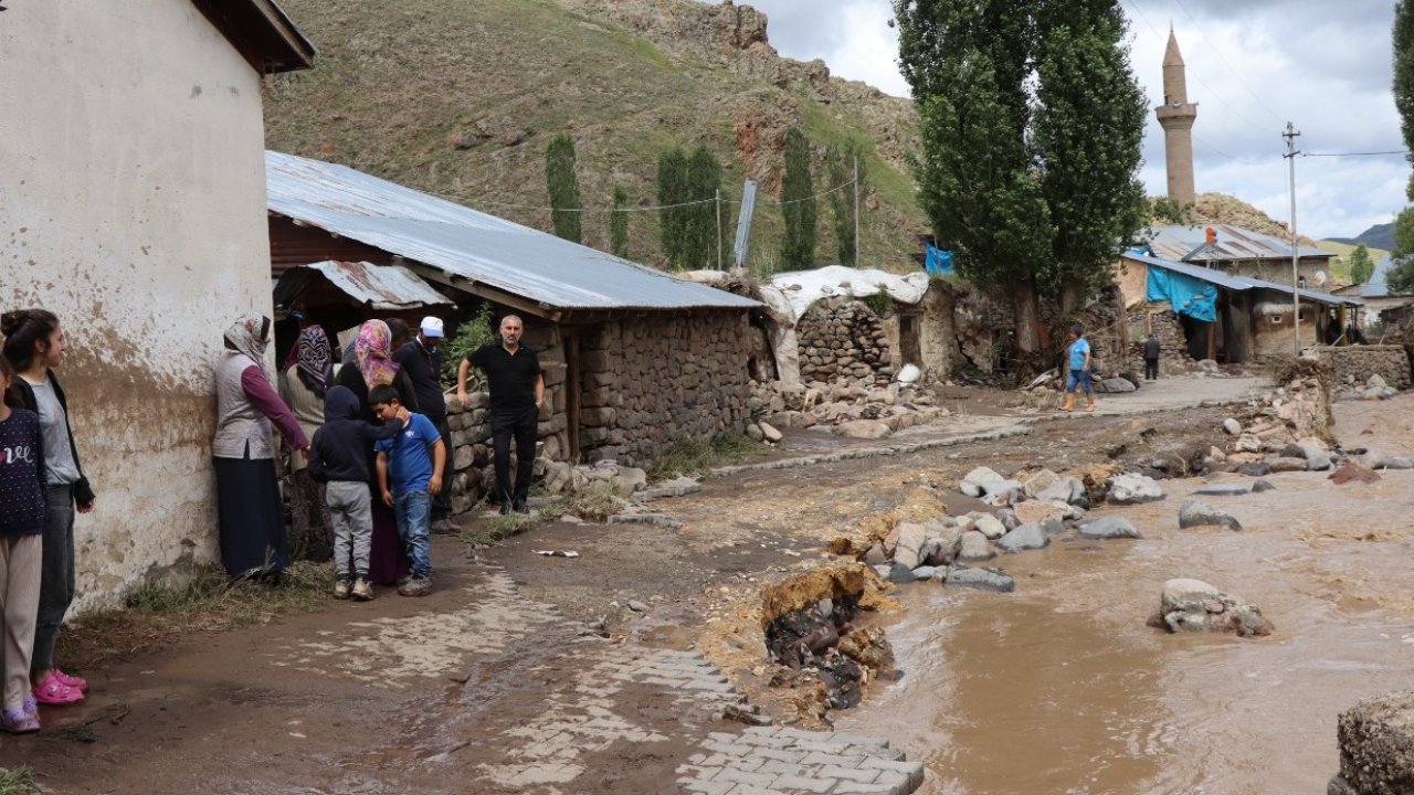 Erzurum’da sağanak sele neden oldu: Dere yatakları taştı, ev ve ahırları su bastı
