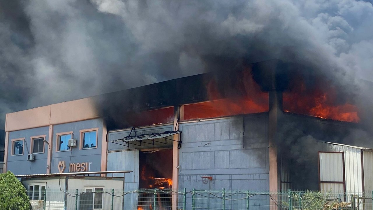 Manisa'da plastik fabrikasında yangın: Dumanlar pek çok noktadan görüldü