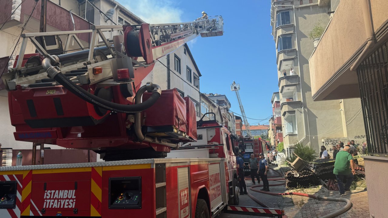 Sultanbeyli'de yangın paniği: 2 binanın çatısı alev alev yandı