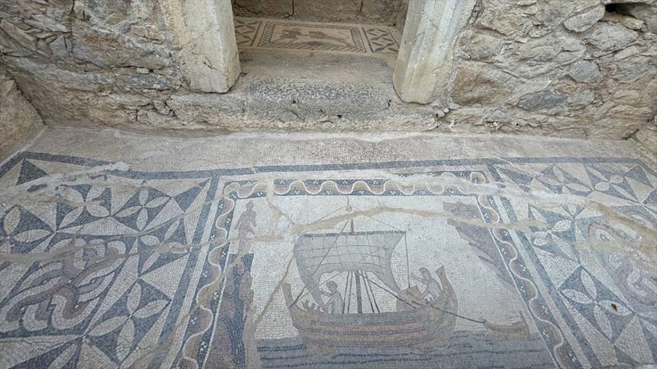 Olympos Antik Kenti'nde yeniden ortaya çıkarılan tarihi kalıntılarıyla turistlerin ilgisini cezbediyor