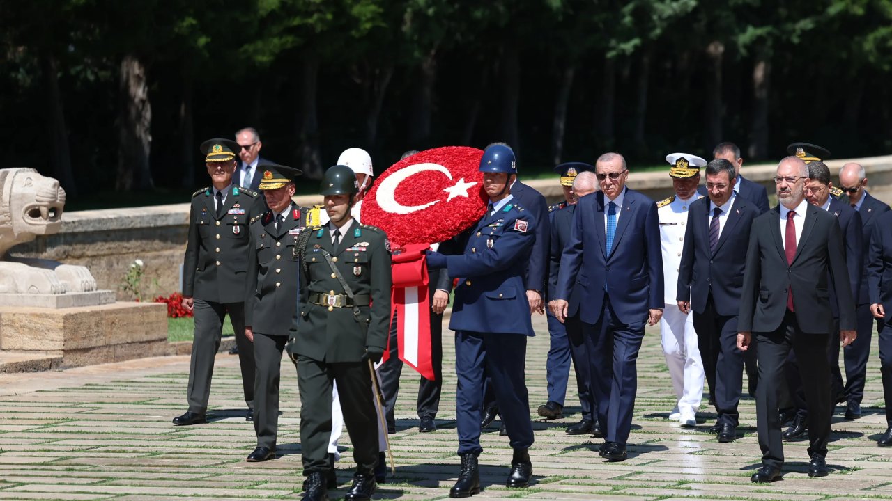 Cumhurbaşkanı Erdoğan, YAŞ üyeleri ile Anıtkabir'i ziyaret etti