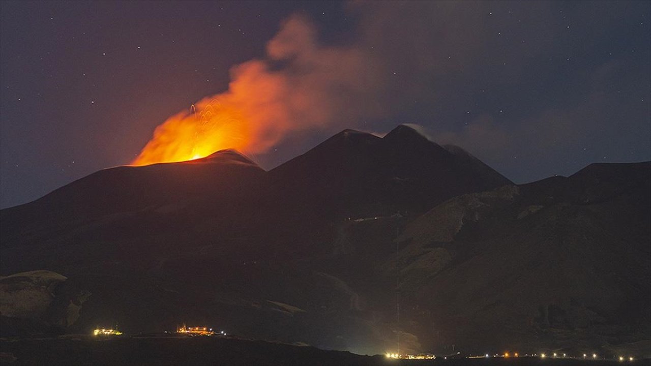 Etna Yanardağı yeniden aktif hale gelerek lav püskürtmeye başladı