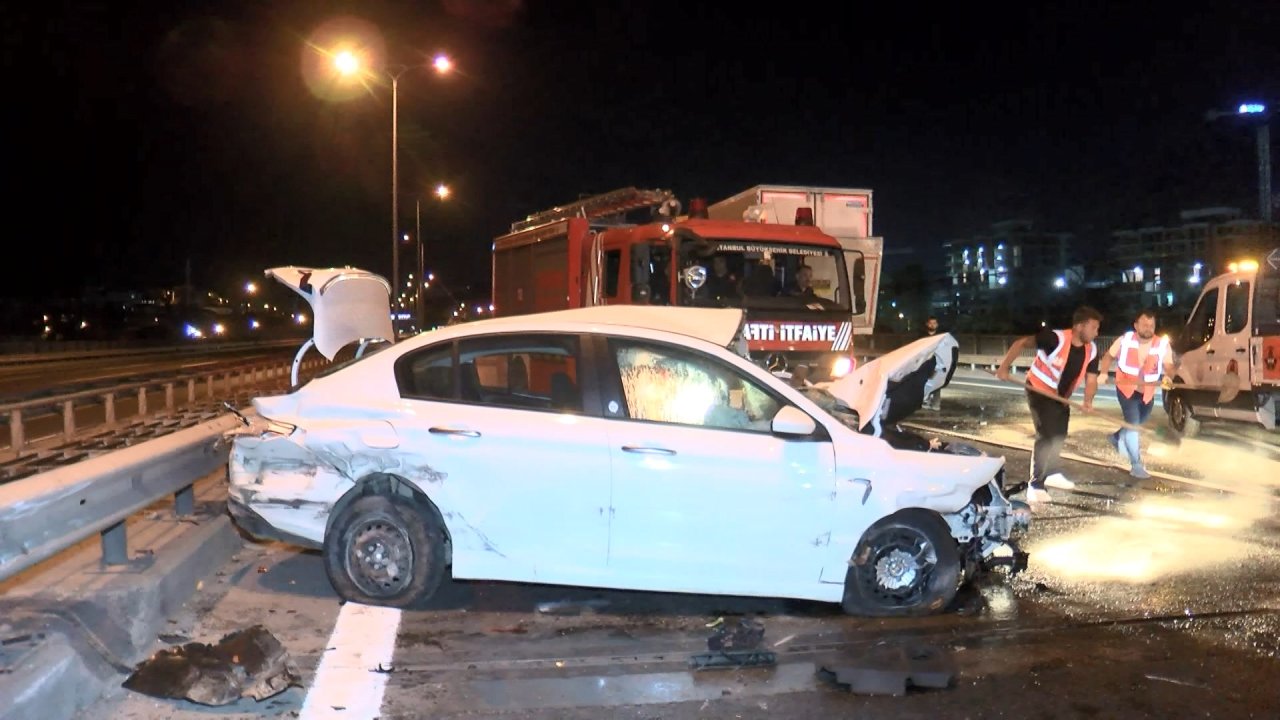 TEM Otoyolu'nda zincirleme trafik kazası! 2 otomobil ve kamyonet birbirine girdi: Yaralılar var